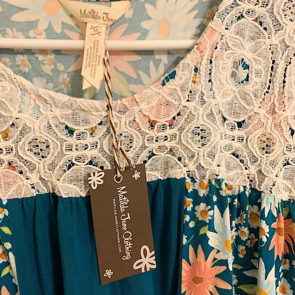 Matilda Jane Woman’s Dream Chaser’s It’s the Weekend floral top size medium NWT - Picture 5 of 6